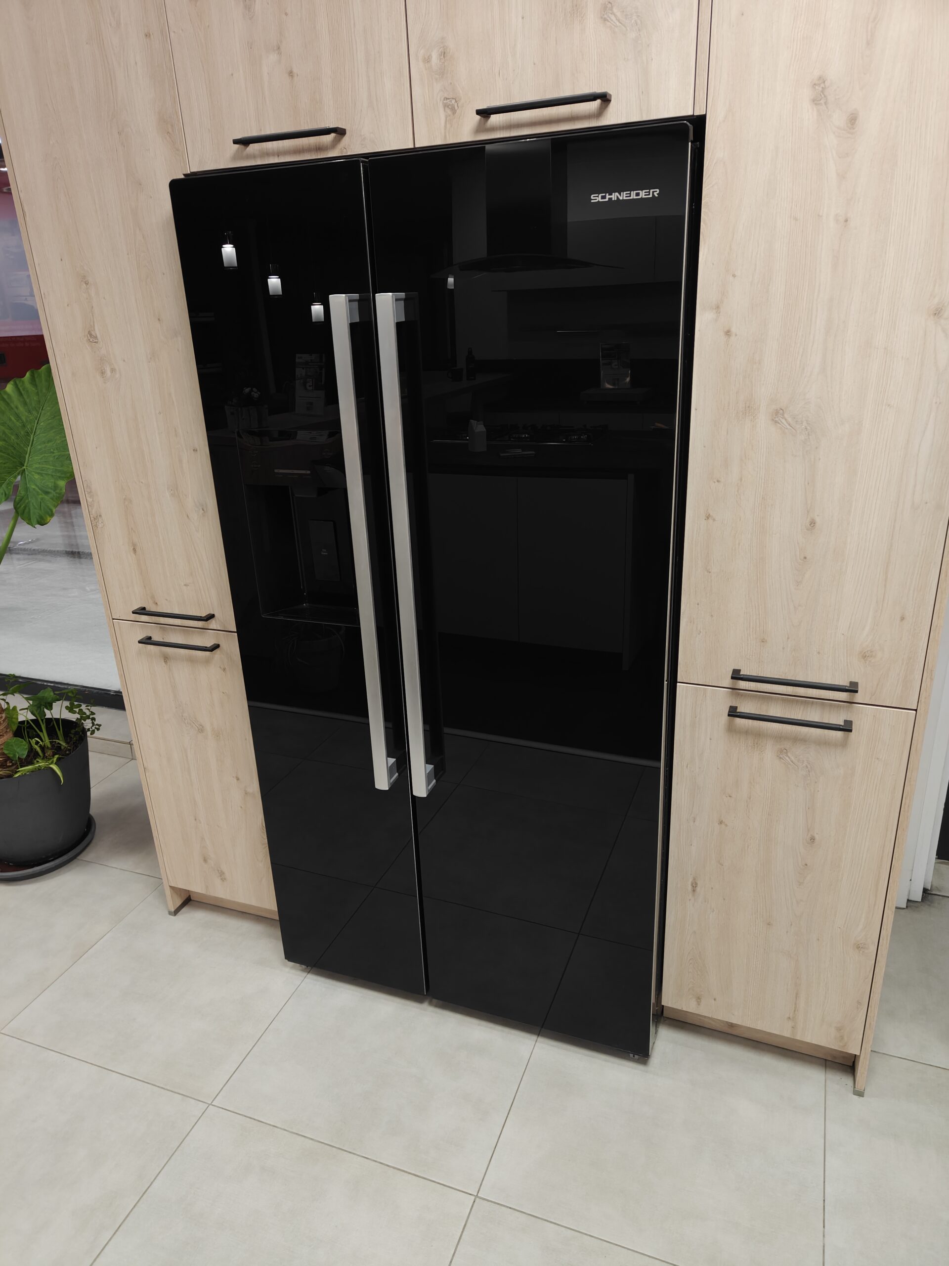 Réfrigérateur américain Schneider SCUS550NFGLB noir en pose libre