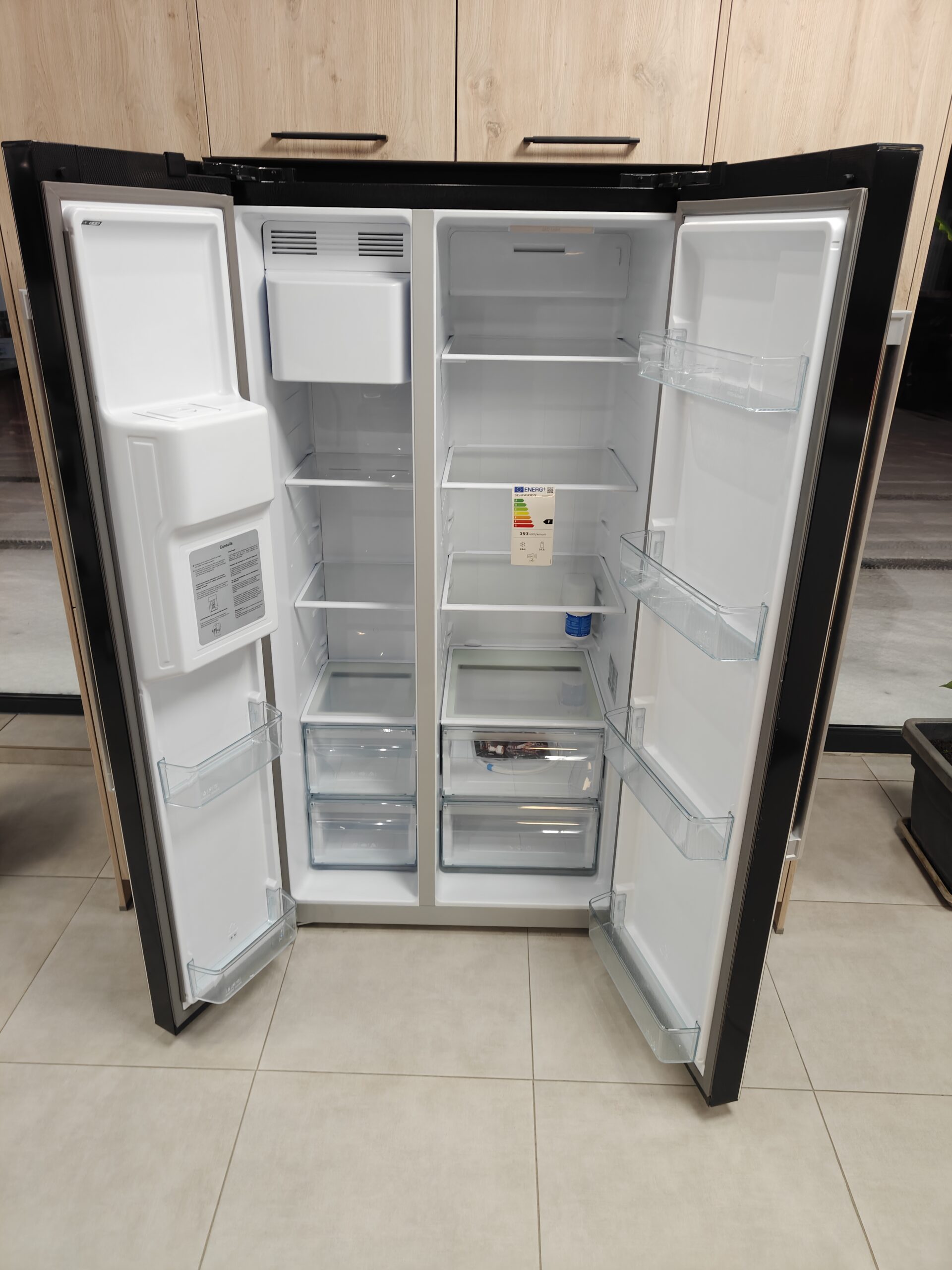 Intérieur du réfrigérateur américain Schneider SCUS550NFGLB