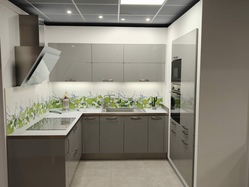 Annonce de déstockage d’une cuisine modèle d’exposition Häcker Lazer brillant gris perle avec plan de travail stratifié blanc, meubles seuls à prix sacrifié chez Direct Cuisine à Hettange-Grande, en Moselle.