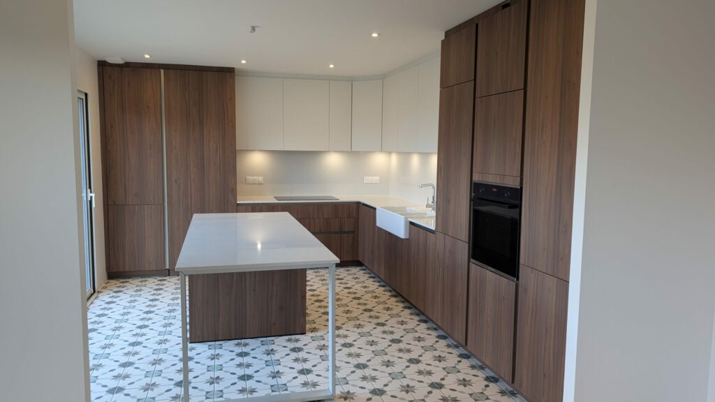 Cuisine moderne Rotpunkt Zerox bois Nogero et blanc avec plan de travail en quartz marbré à Mexy