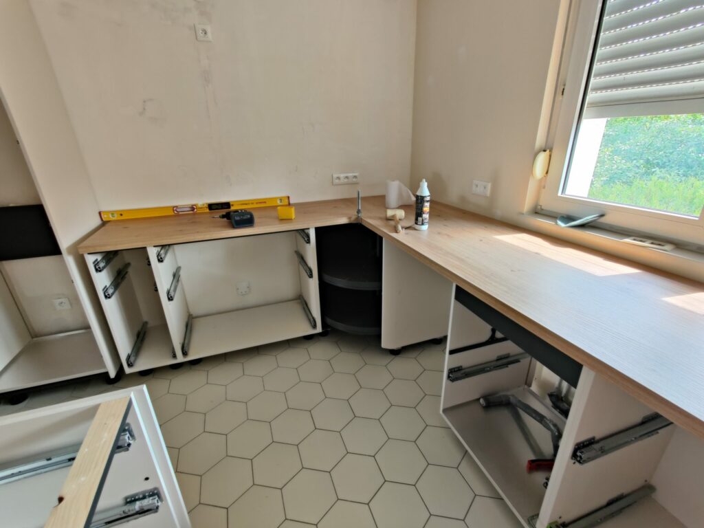 Installation de meubles bas de cuisine avec plan de travail bois sur mesure à Hettange-Grande