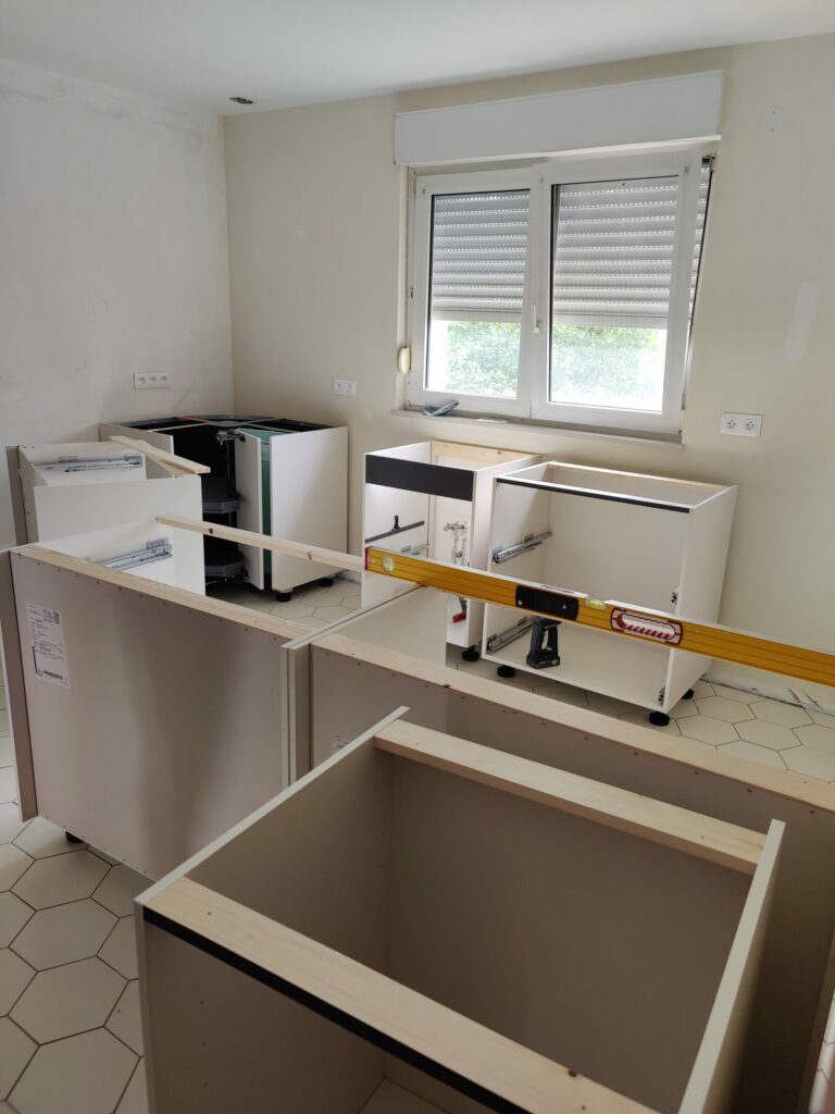 Réglage et alignement des caissons de cuisine avant pose du plan de travail en Moselle