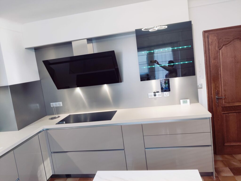 Installation à Cattenom d’une cuisine d’exposition gris basalte signée Haecker, équipée d’un plan de travail en céramique 40 mm et d’électroménager haut de gamme Novy et Bosch avec garantie 5 ans.