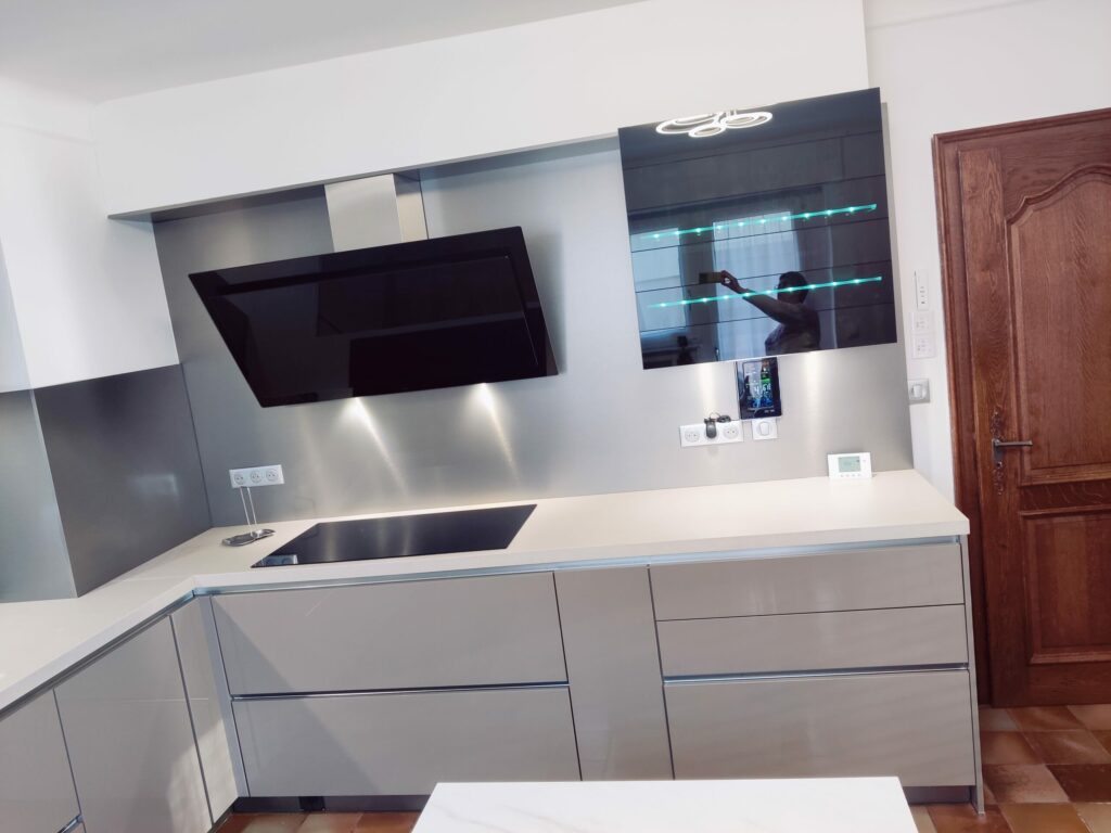 Hotte inclinée Novy et plaque induction connectée dans cuisine moderne