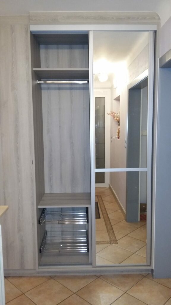 intérieur placard entrée penderie étagères paniers coulissants