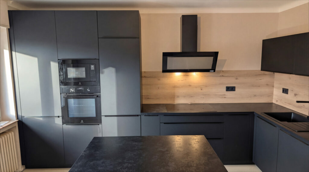 cuisine noire moderne avec colonne four et crédence bois à Thionville