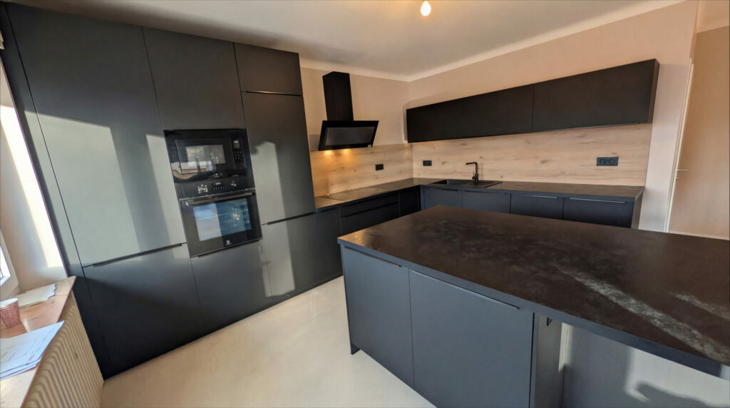 cuisine noire moderne avec îlot central et plan de travail foncé à Thionville