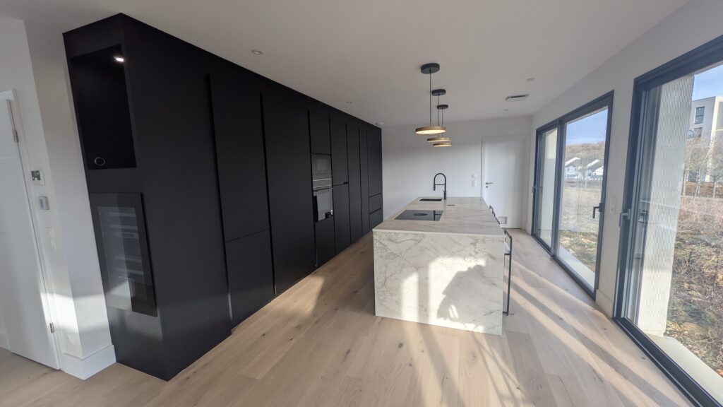 Cuisine Rotpunkt noir mat modèle Zerox avec mur de colonnes et électroménager intégré à Fontoy