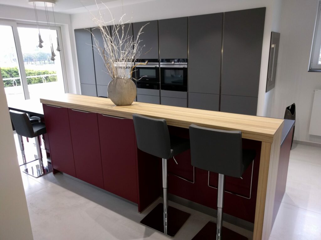 îlot cuisine rouge bordeaux avec coin repas bois