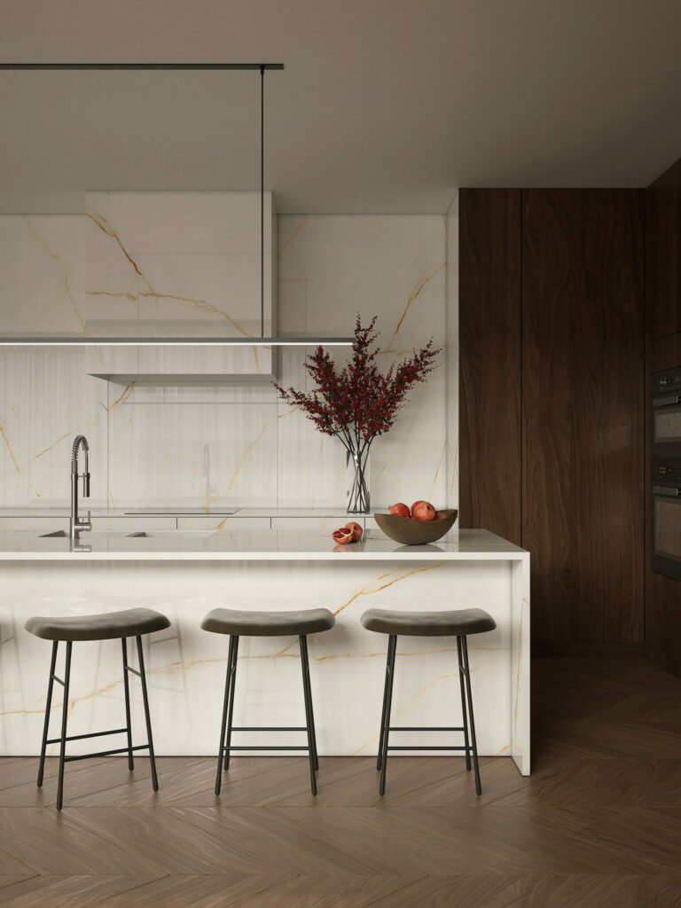 Cuisine contemporaine avec îlot blanc effet marbre, veinage doré et colonnes bois foncé