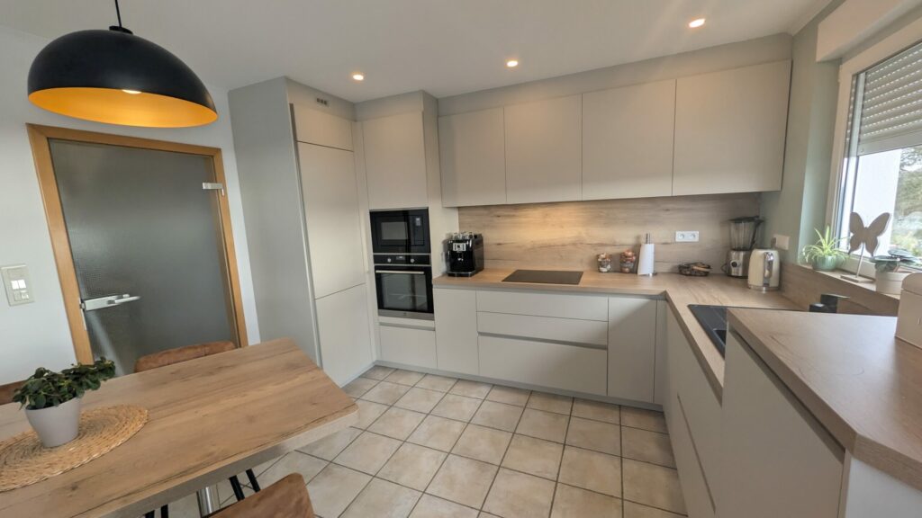 Cuisine équipée moderne avec espace repas à Puttelange-lès-Thionville
