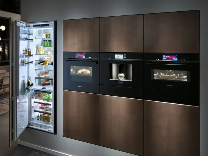 Électroménager Siemens encastré dans une cuisine contemporaine avec réfrigérateur ouvert