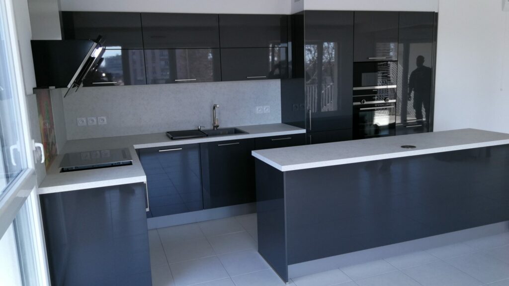 Cuisine HÄCKER avec îlot central et façades laquées brillantes Cristall Gris à Thionville