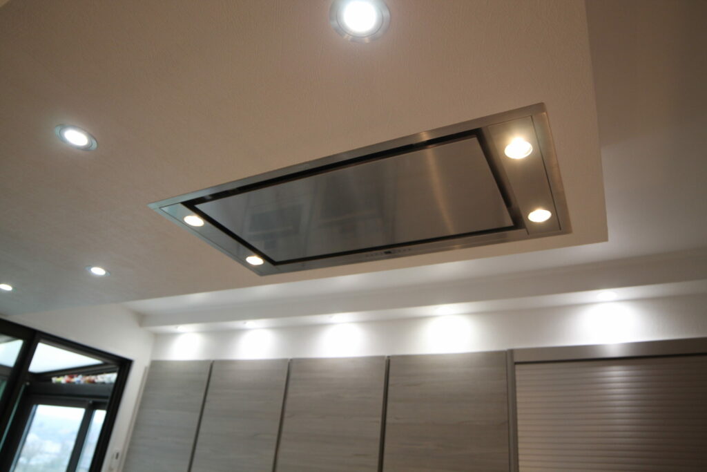 Hotte de plafond intégrée dans un bâti sur mesure