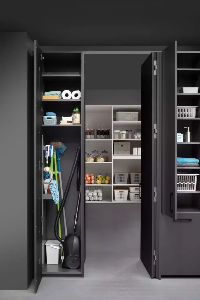 Armoire à balais anthracite Rotpunkt et porte de passage ouverte sur un cellier