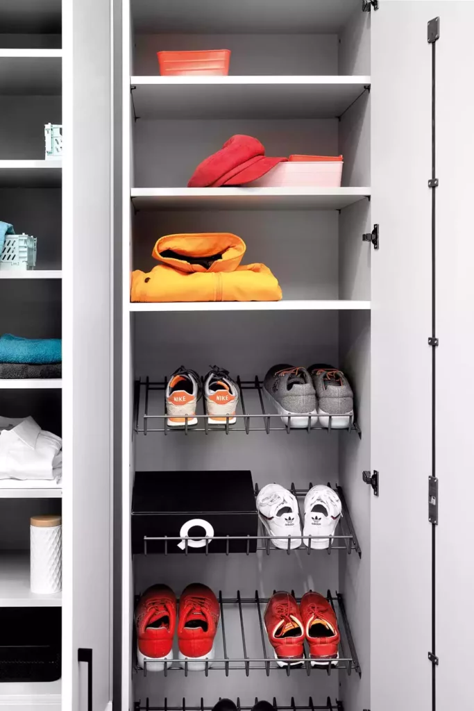Armoire de buanderie Rotpunkt ouverte avec étagères et grilles à chaussures