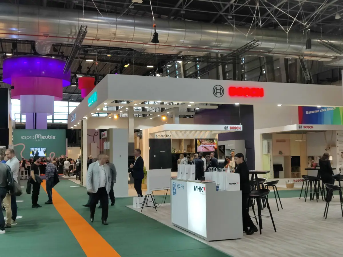 Allée du salon Esprit Meuble à Paris Porte de Versailles avec les stands Bosch et Siemens
